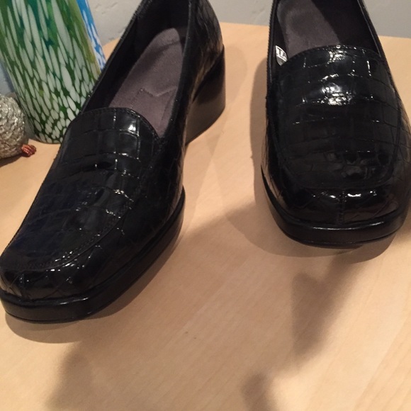 Black “alligator” patent loafer in EUC wedges - Picture 3 of 4